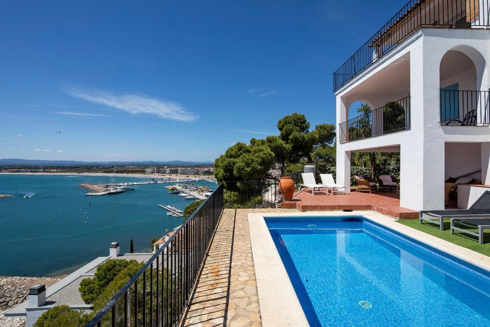 Facade/entrance, Garden, Balcony/Terrace, City view, Sea view, Swimming pool