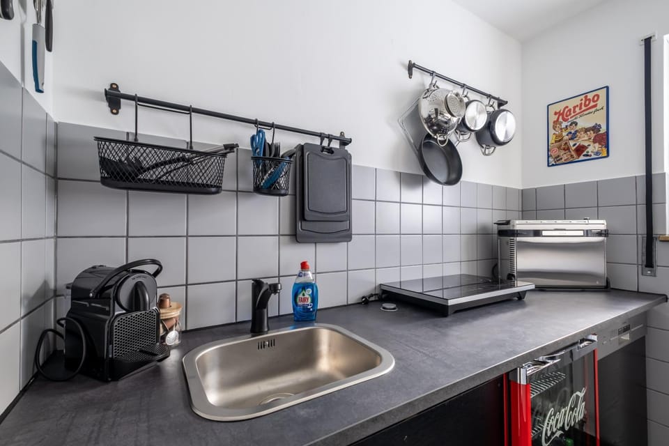 Coffee/tea facilities, Kitchen or kitchenette, dishwasher, oven, stove, kitchen
