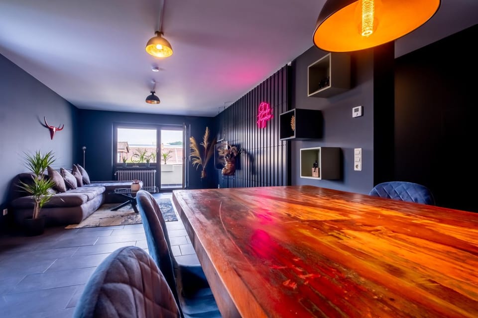 TV and multimedia, Living room, Seating area, Dining area