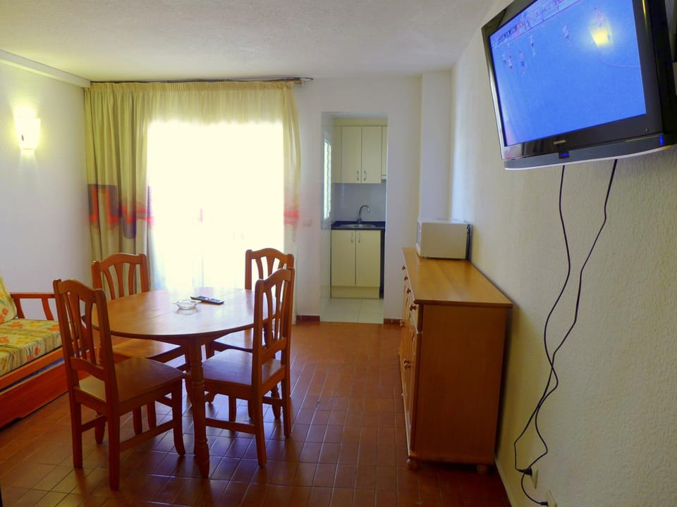 TV and multimedia, Seating area, Dining area