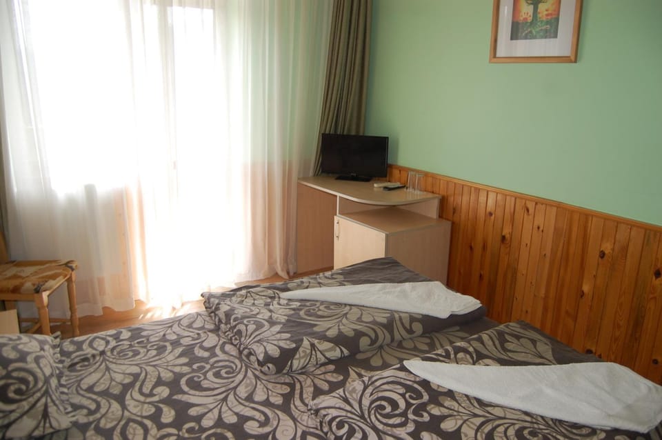 Communal lounge/ TV room, Bed, TV and multimedia, Photo of the whole room, Bedroom