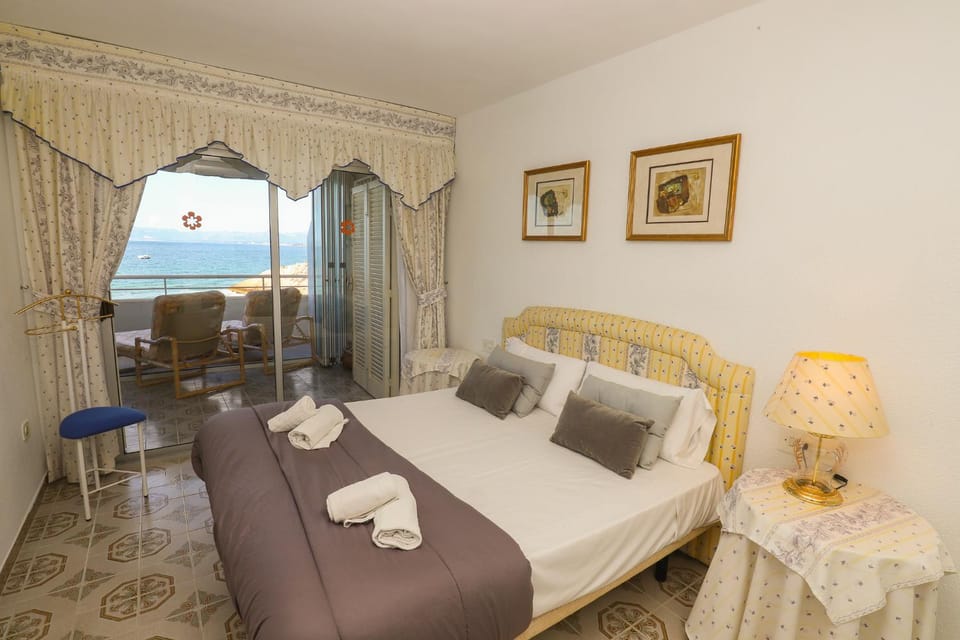 Photo of the whole room, Sea view