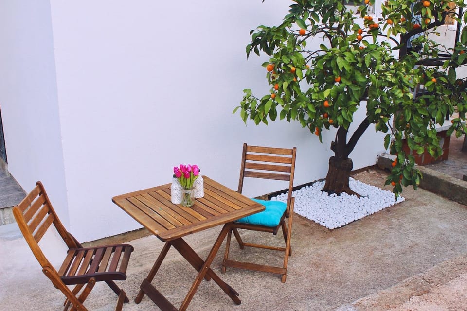 Property building, Garden, Dining area, Garden view