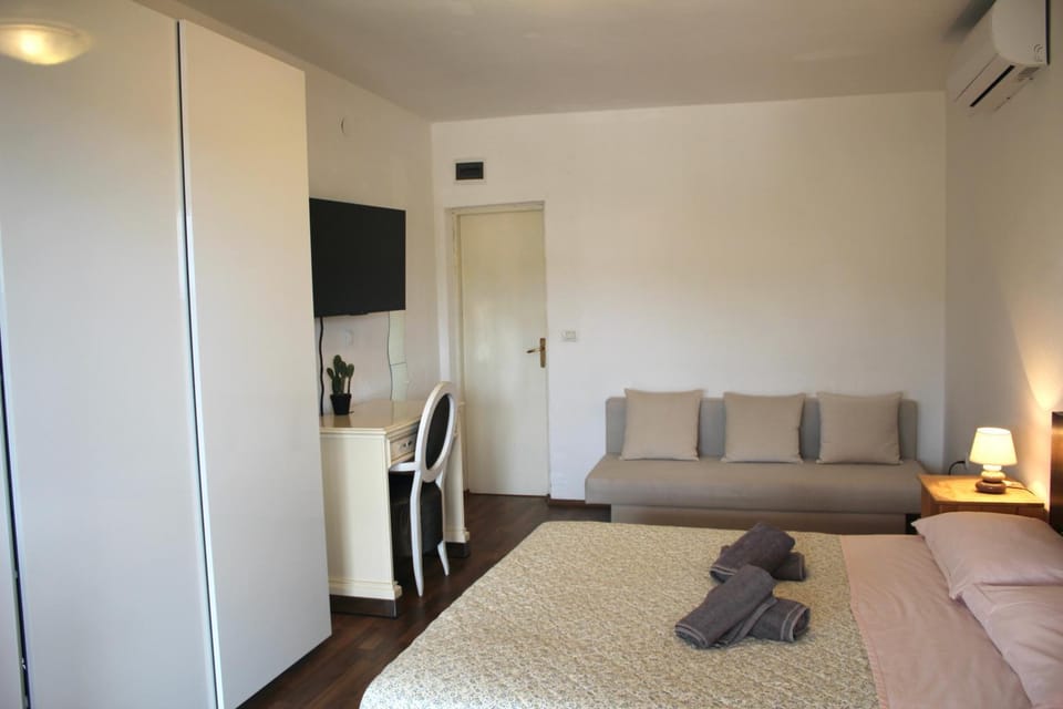Bed, TV and multimedia, Bedroom, air conditioner