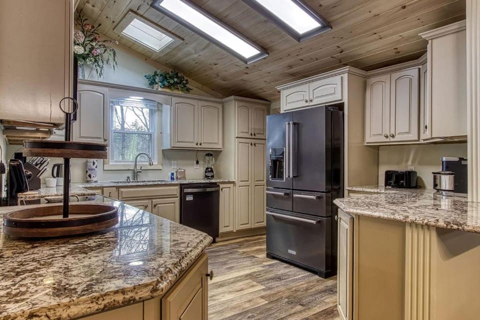 Whispering Winds, Hot Tub, Game Room, WIFI, 560 FREE tickets each paid day Chalet in Gatlinburg