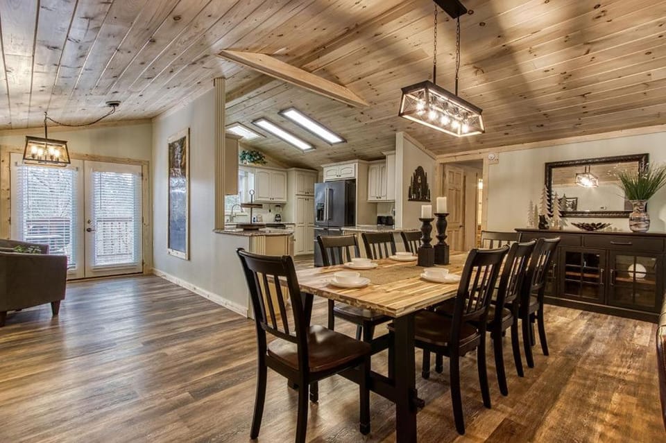 Whispering Winds, Hot Tub, Game Room, WIFI, 560 FREE tickets each paid day Chalet in Gatlinburg