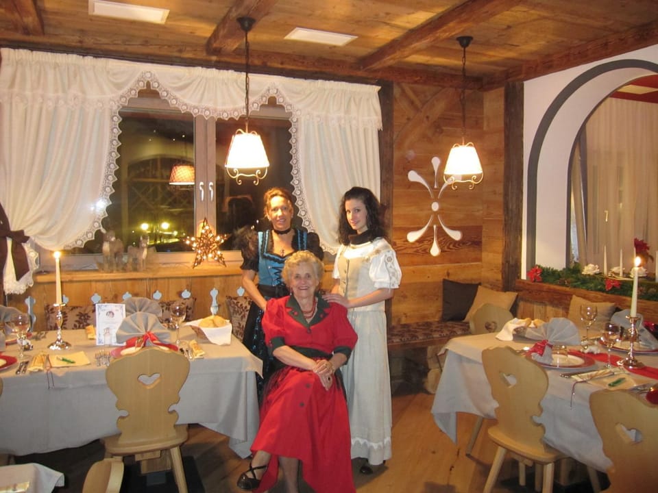 Staff, Restaurant/places to eat