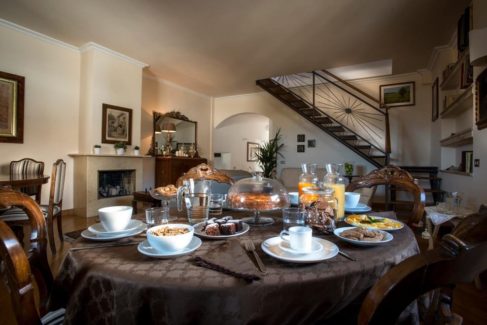 Restaurant/places to eat, Living room, Food and drinks, Dining area, Food, Meals