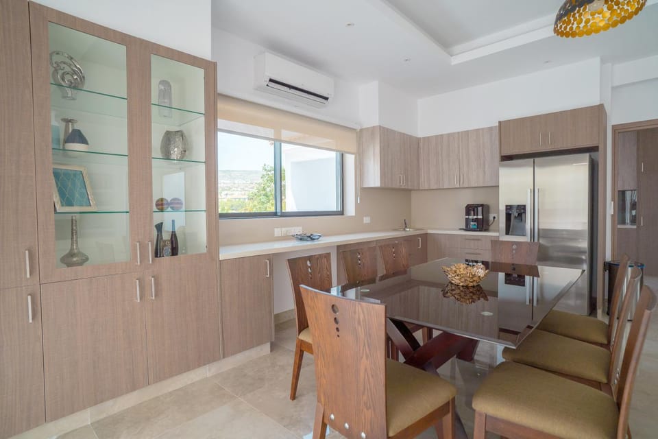 Dining area, kitchen