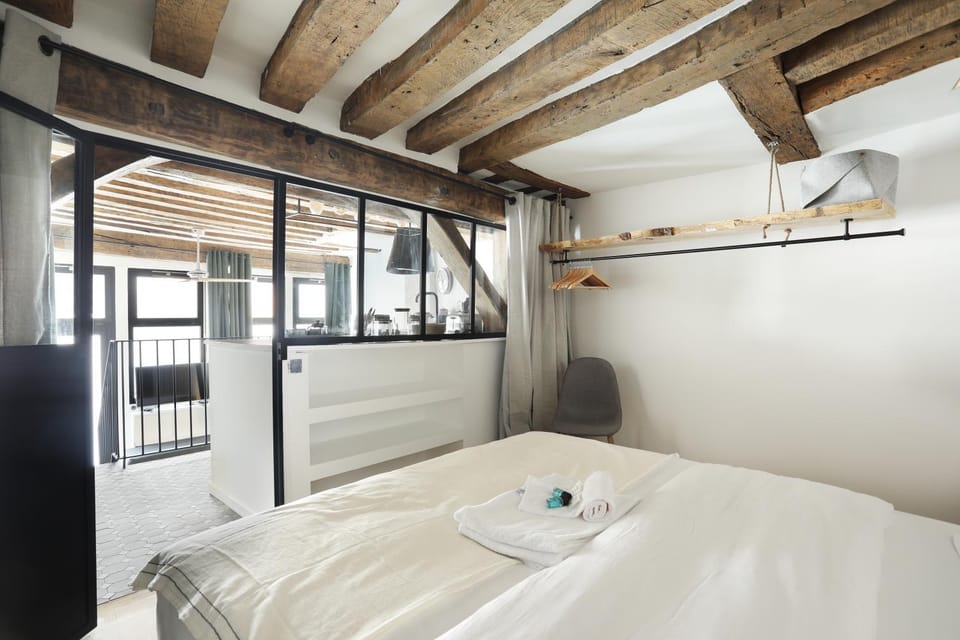 Bed, Bedroom, towels