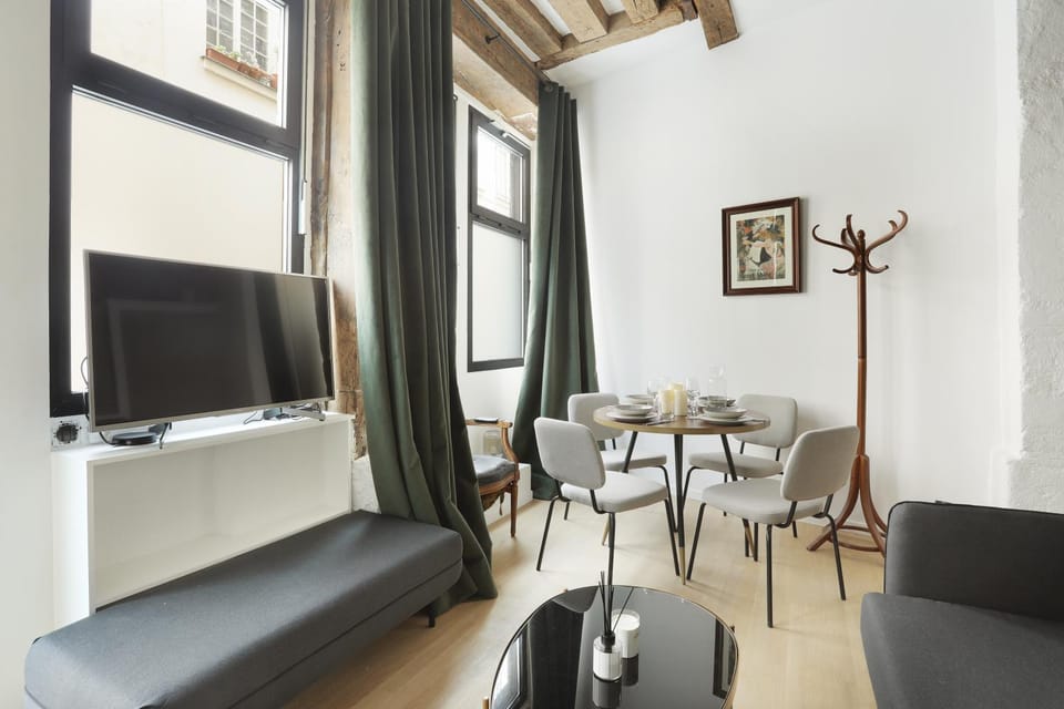 TV and multimedia, Seating area, Dining area