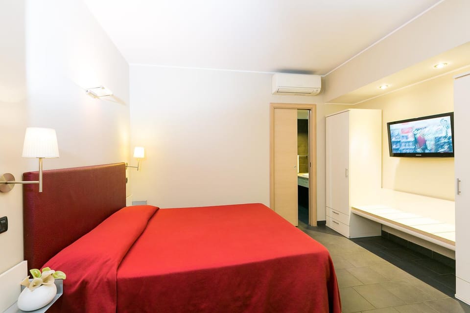 Bed, TV and multimedia, Decorative detail