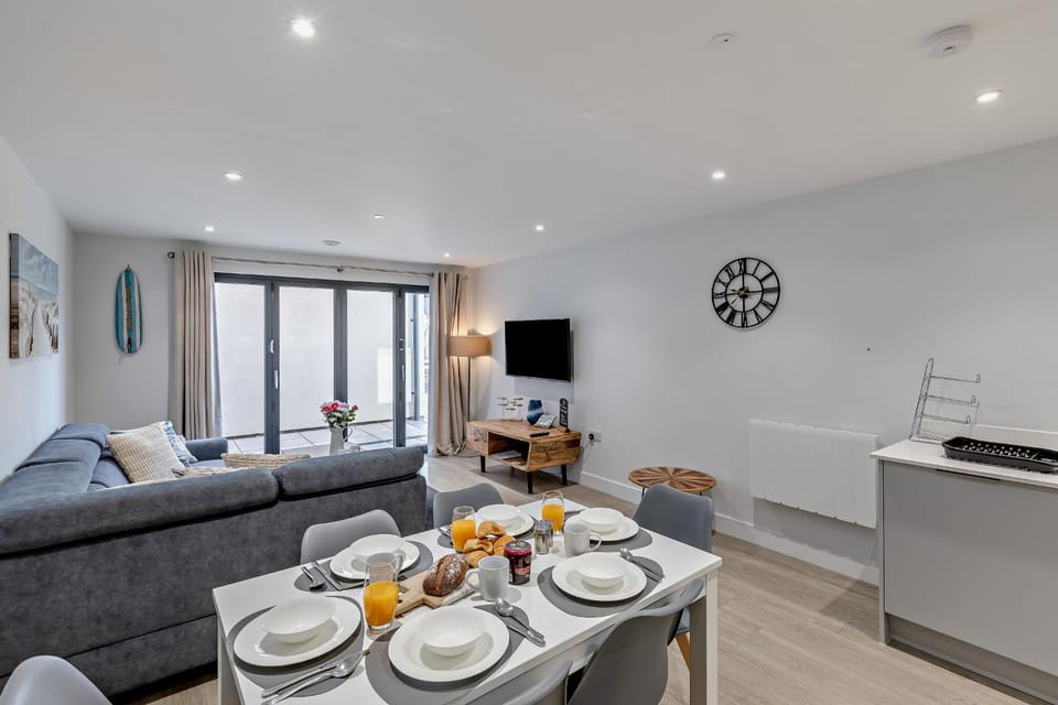Kitchen or kitchenette, Living room, Seating area, Dining area