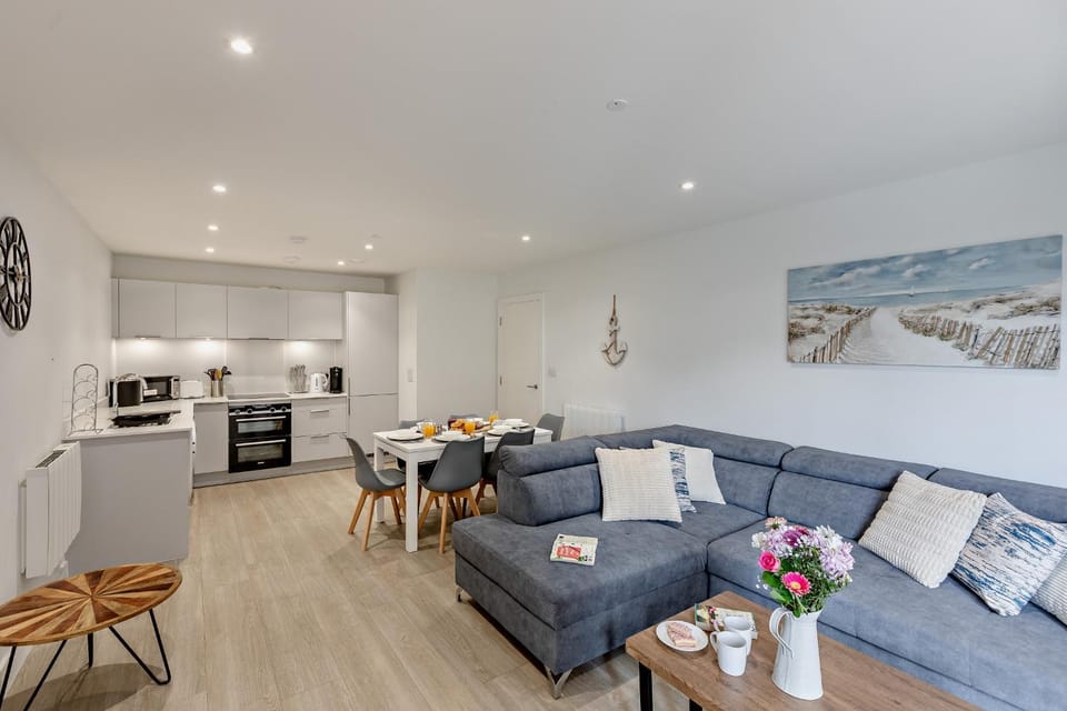Kitchen or kitchenette, Living room, Seating area, Dining area