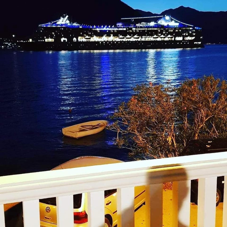 Montenegro Apartments - Private Beach Apartment in Dobrota