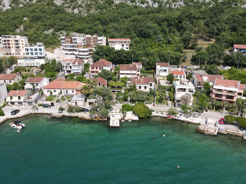 Montenegro Apartments - Private Beach Apartment in Dobrota