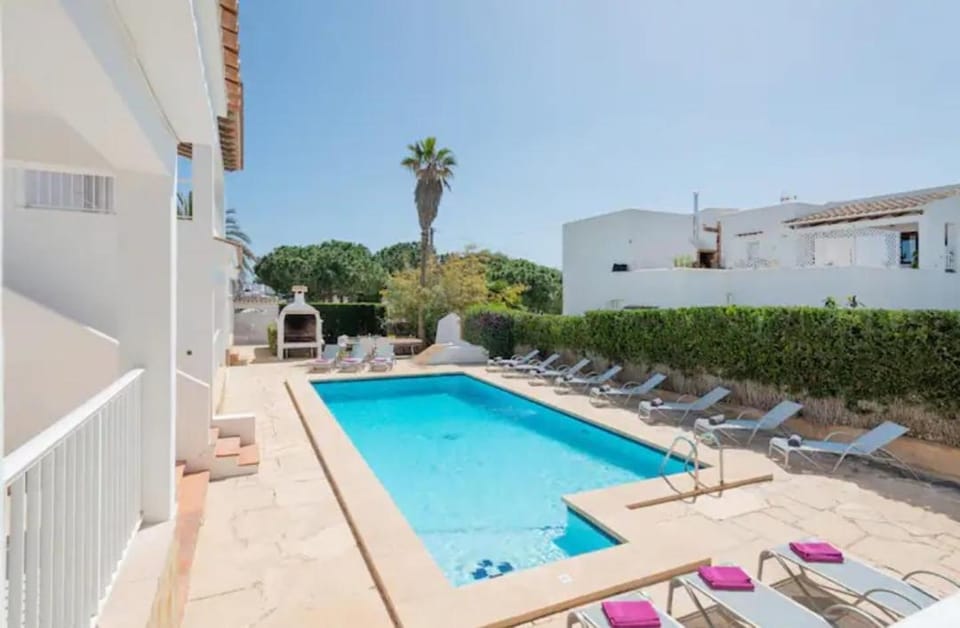 Swimming pool, sunbed