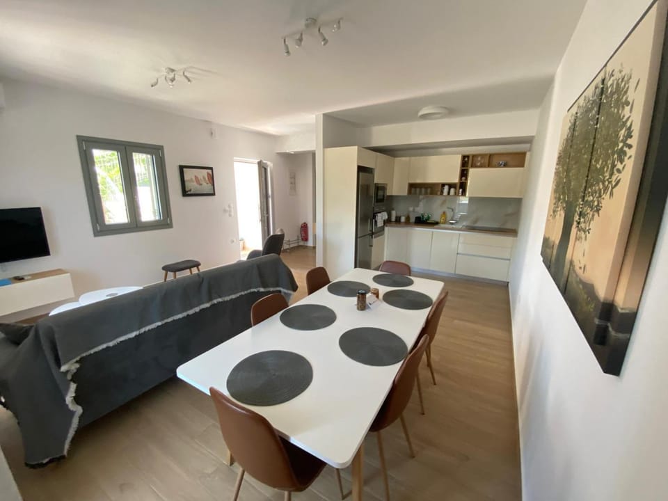Dining area, kitchen