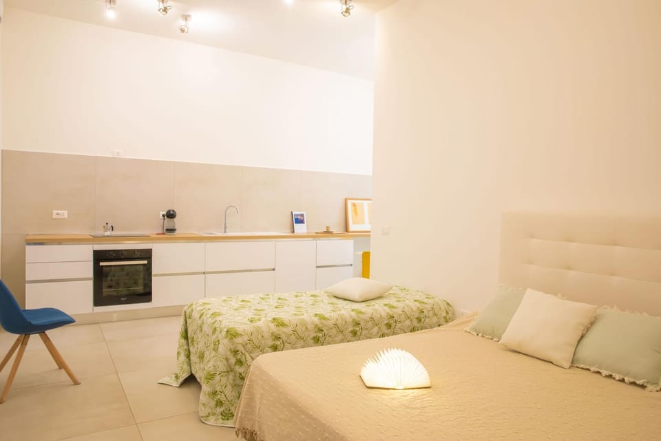 Bedroom, kitchen