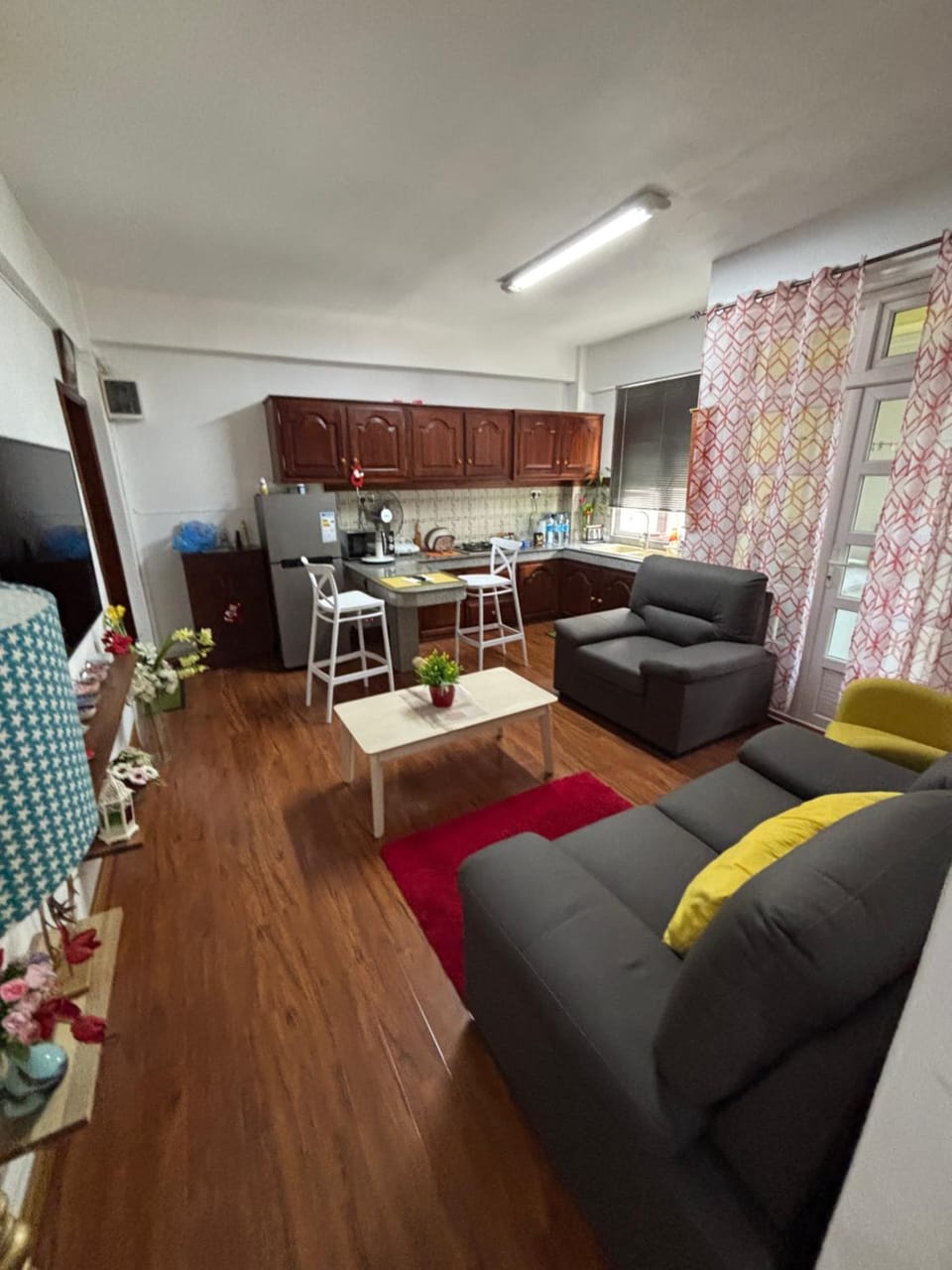 Kitchen or kitchenette, Living room, Seating area, Dining area