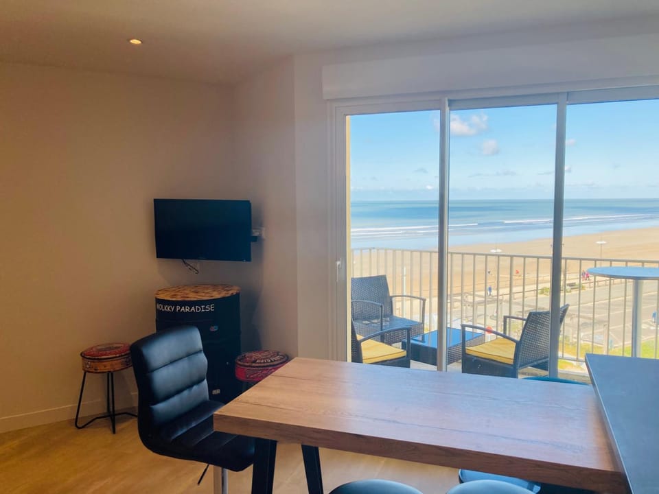 Communal lounge/ TV room, TV and multimedia, Dining area, Sea view
