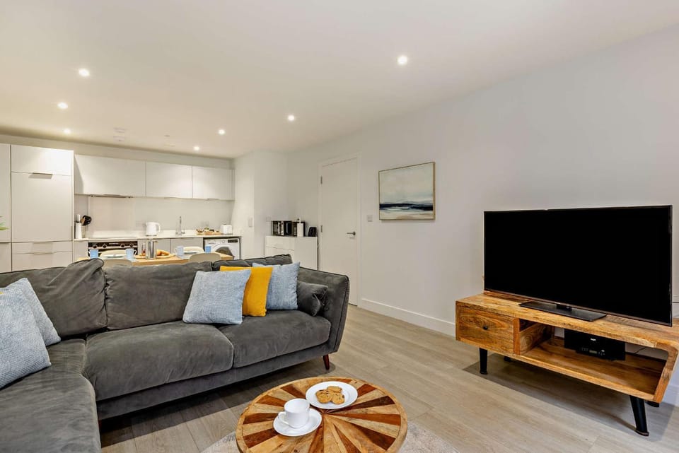 TV and multimedia, Kitchen or kitchenette, Living room, Seating area