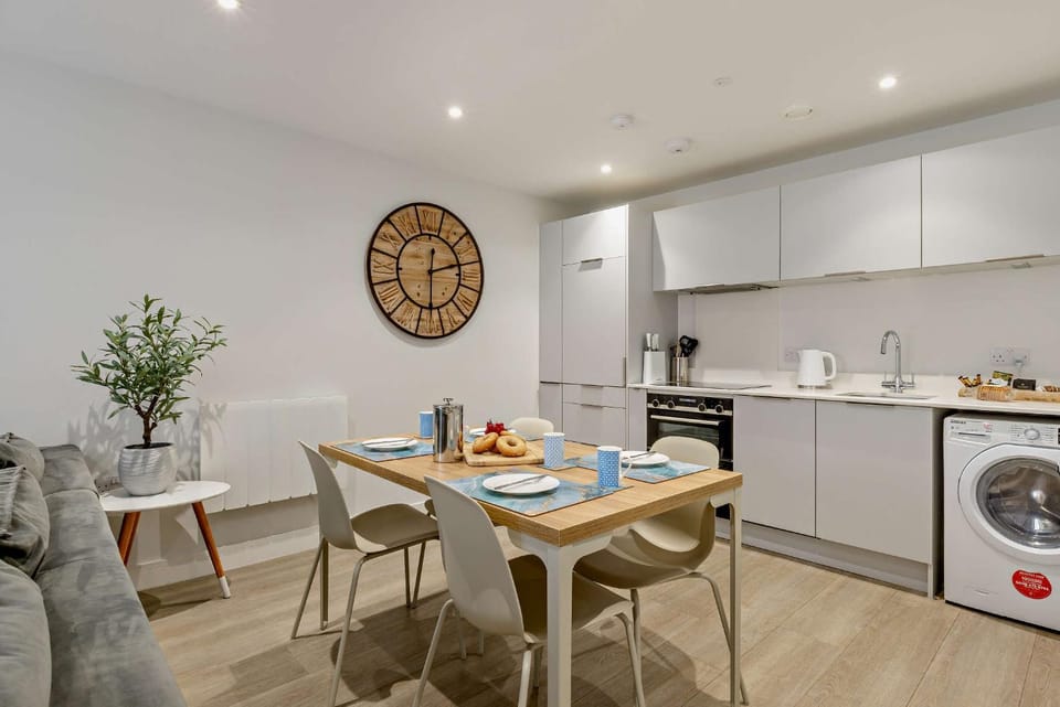 Coffee/tea facilities, Kitchen or kitchenette, Dining area, dishwasher, oven, toaster, washing machine