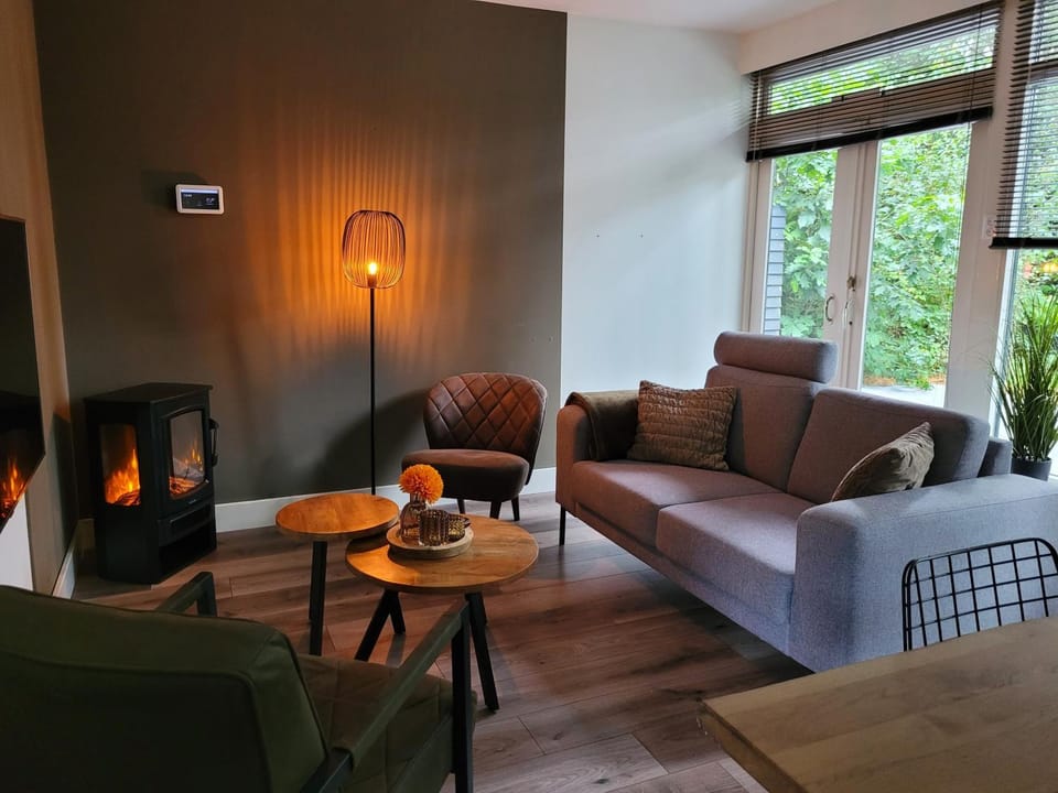 TV and multimedia, Living room, Seating area, Dining area, fireplace