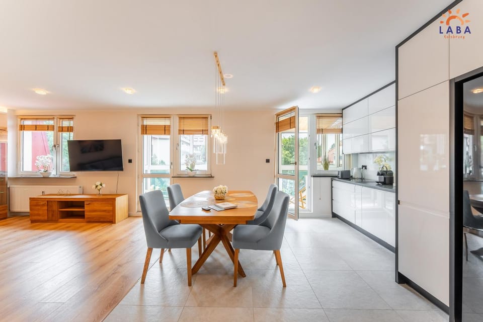 Communal lounge/ TV room, TV and multimedia, Kitchen or kitchenette, Living room, Seating area, Dining area, Evening entertainment, oven