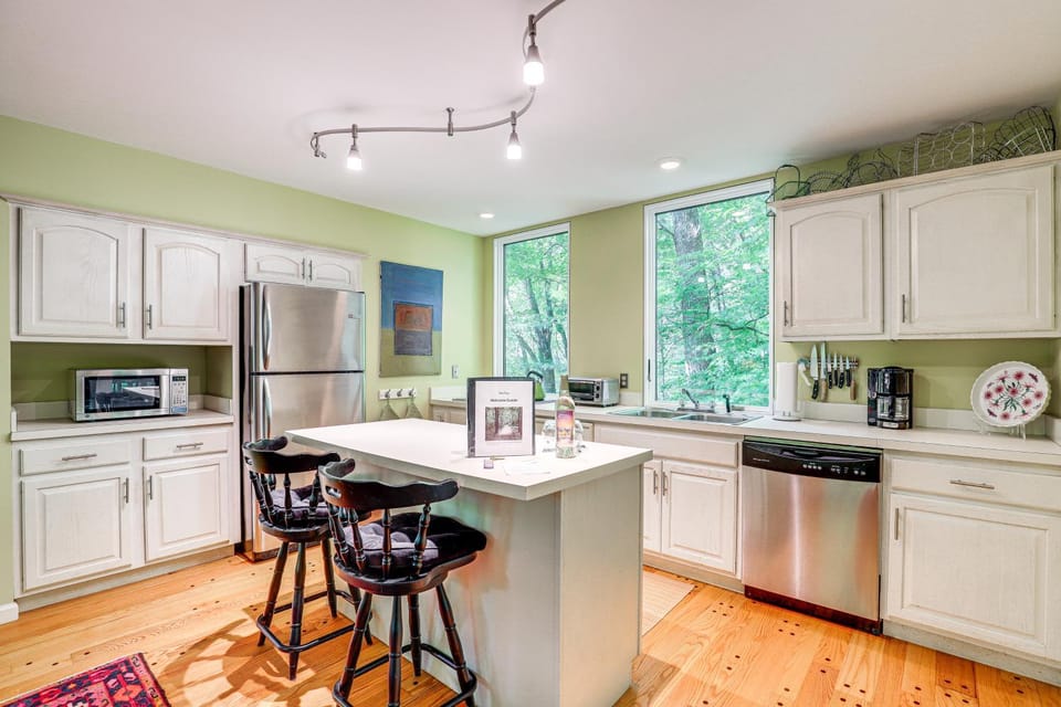 7 Mi to Dtwn Asheville Carriage House with Deck House in Swannanoa