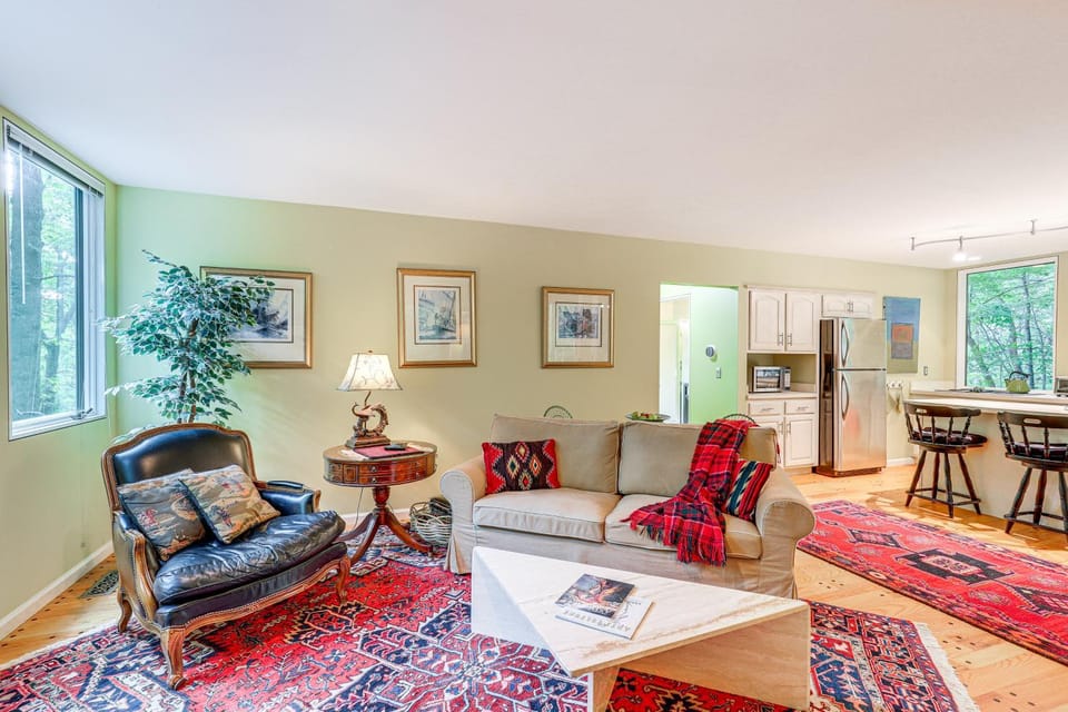 Explore Asheville! Secluded Couple’s Home w/ Deck House in Swannanoa