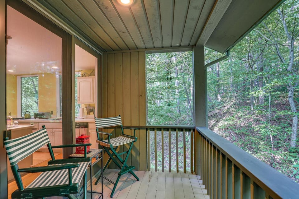 Explore Asheville! Secluded Couple’s Home w/ Deck House in Swannanoa