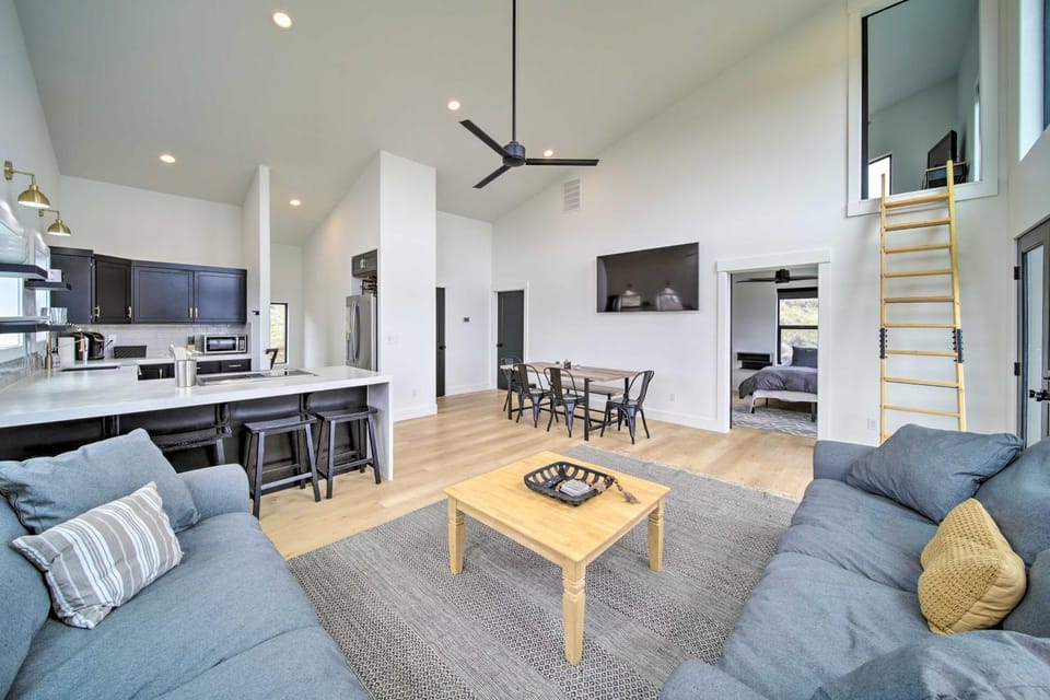 Modern Davenport Home with Water View and Grill! House in Franklin D Roosevelt Lake