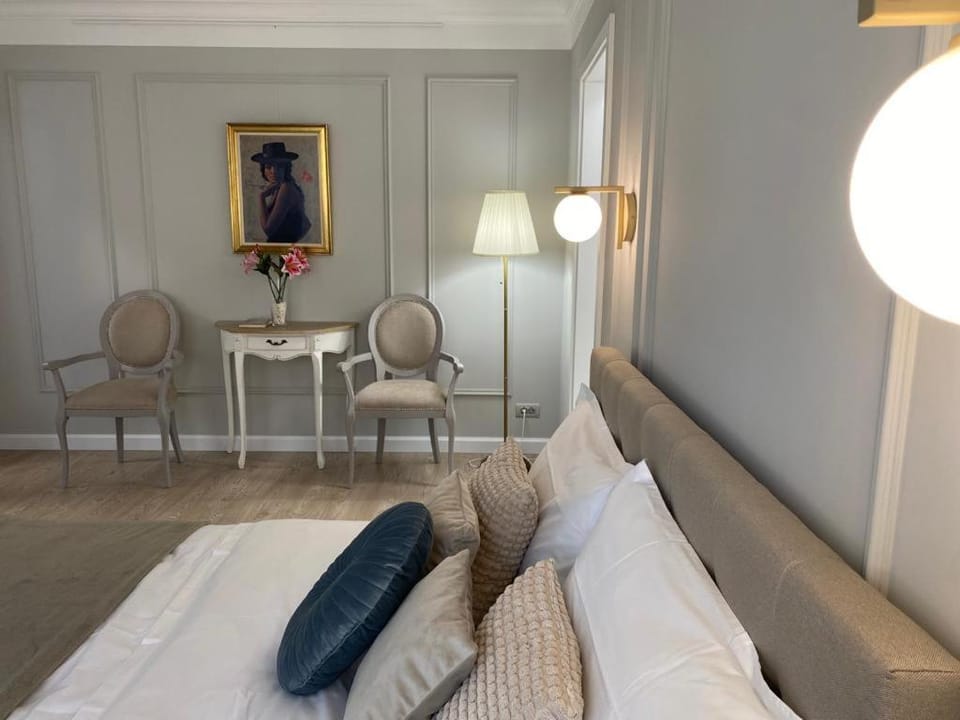 Bed, Photo of the whole room, Seating area, Bedroom