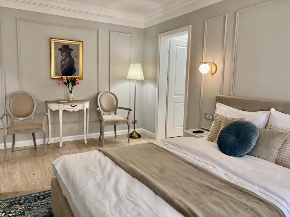 Bed, Photo of the whole room, Seating area, Bedroom