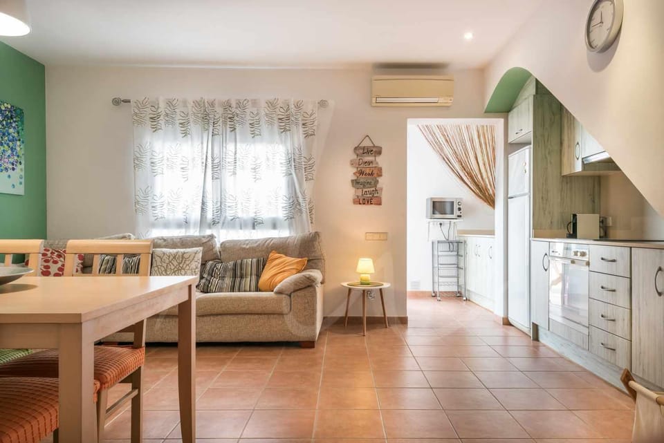 Kitchen or kitchenette, Seating area, Dining area