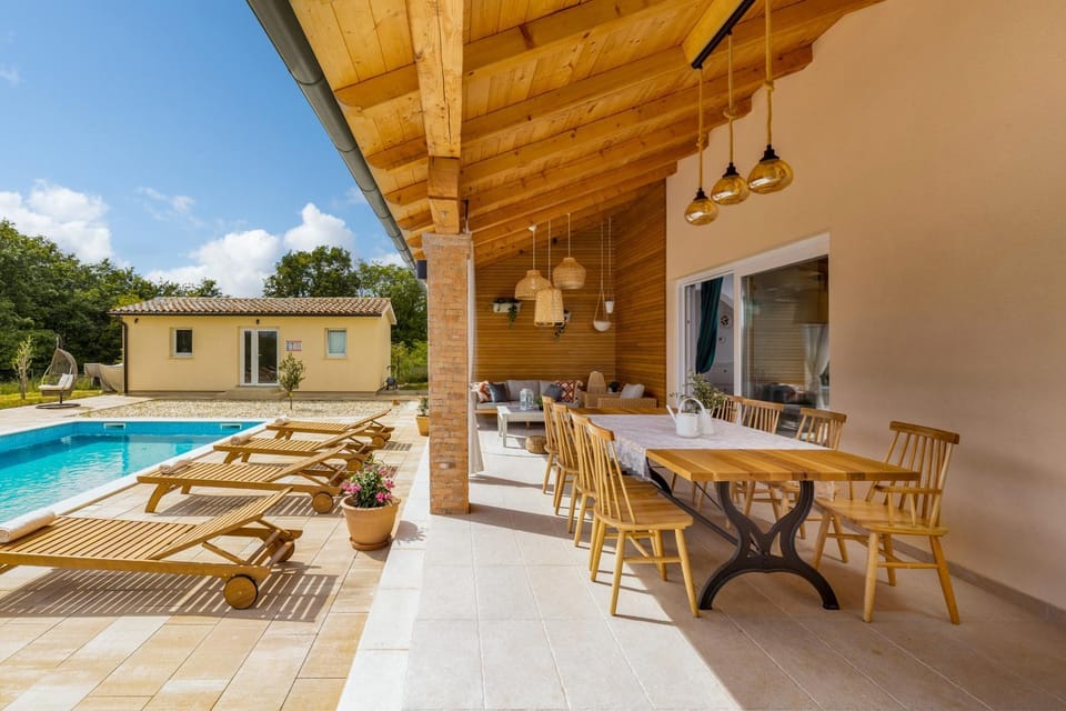 Lounge or bar, Dining area, sunbed