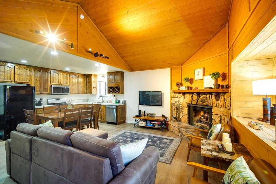 < 3 Mi to Lake: 'Goldilodge' Big Bear Lake Cabin Cabin in Big Bear