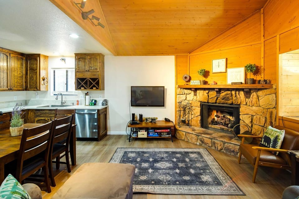 < 3 Mi to Lake: 'Goldilodge' Big Bear Lake Cabin Cabin in Big Bear