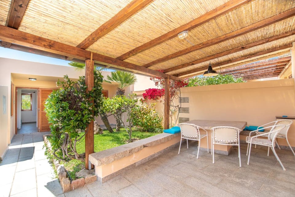 Property building, Balcony/Terrace, Living room