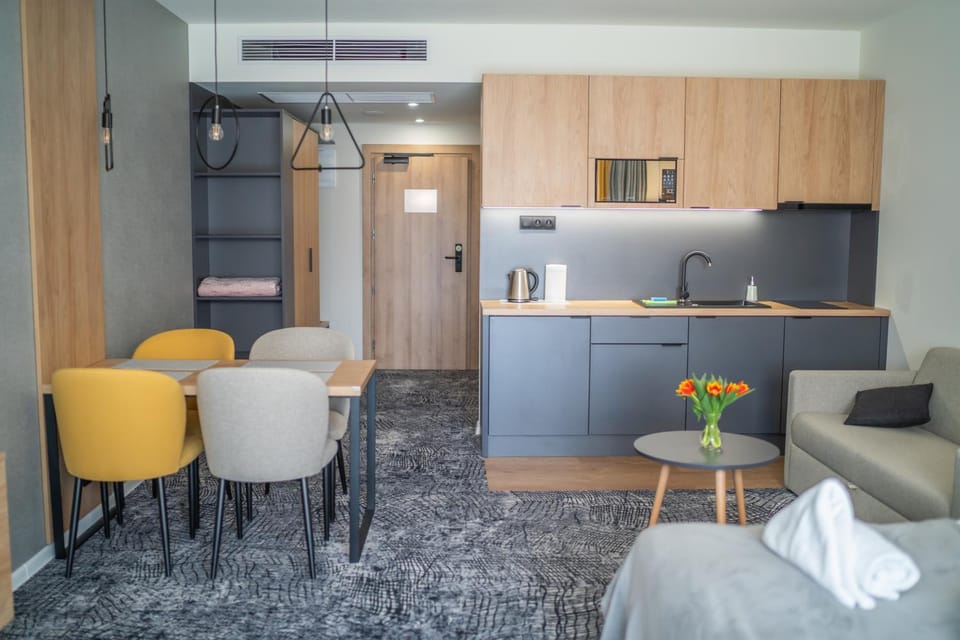 Kitchen or kitchenette, Seating area