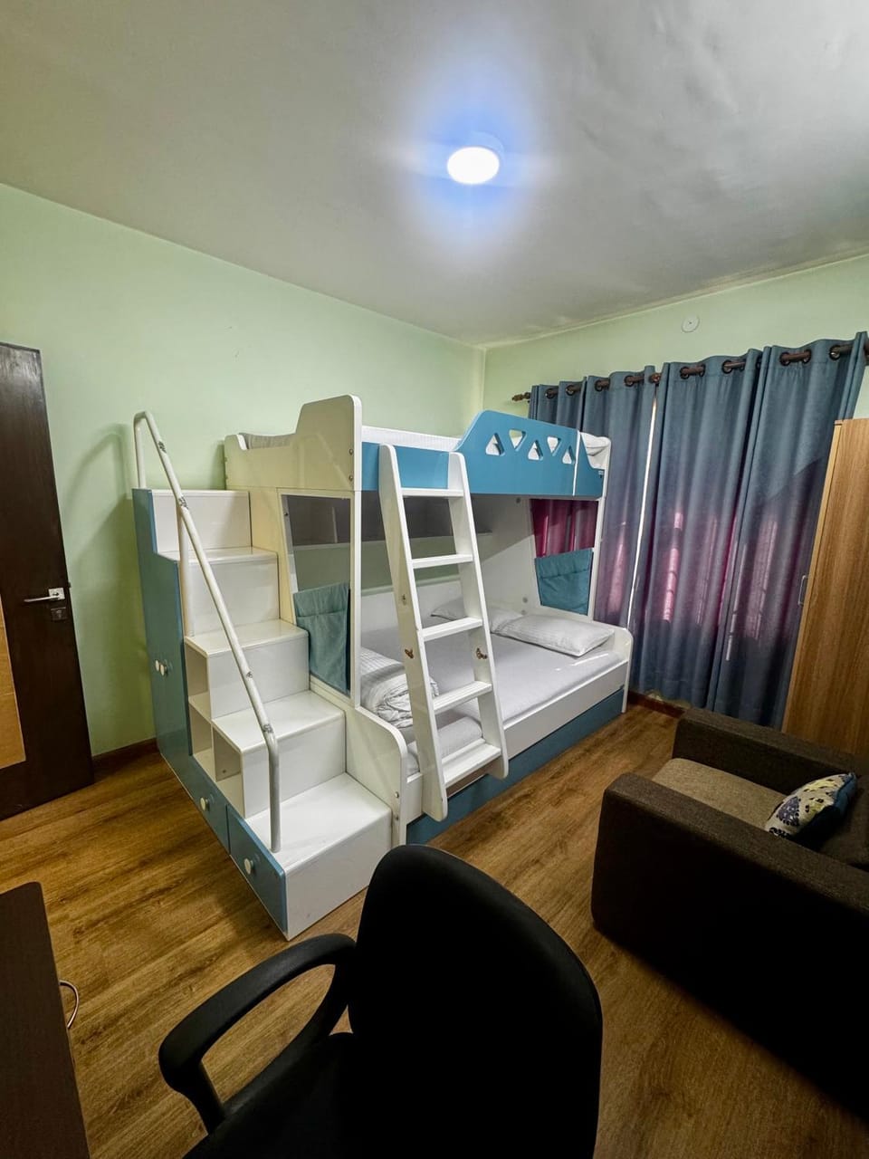 Bedroom, bunk bed
