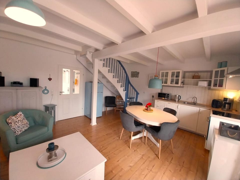 Kitchen or kitchenette, Living room, Seating area, Dining area