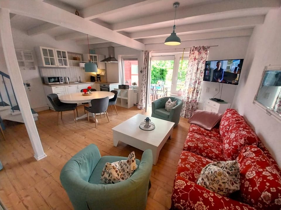 TV and multimedia, Kitchen or kitchenette, Living room, Seating area, Dining area, Evening entertainment