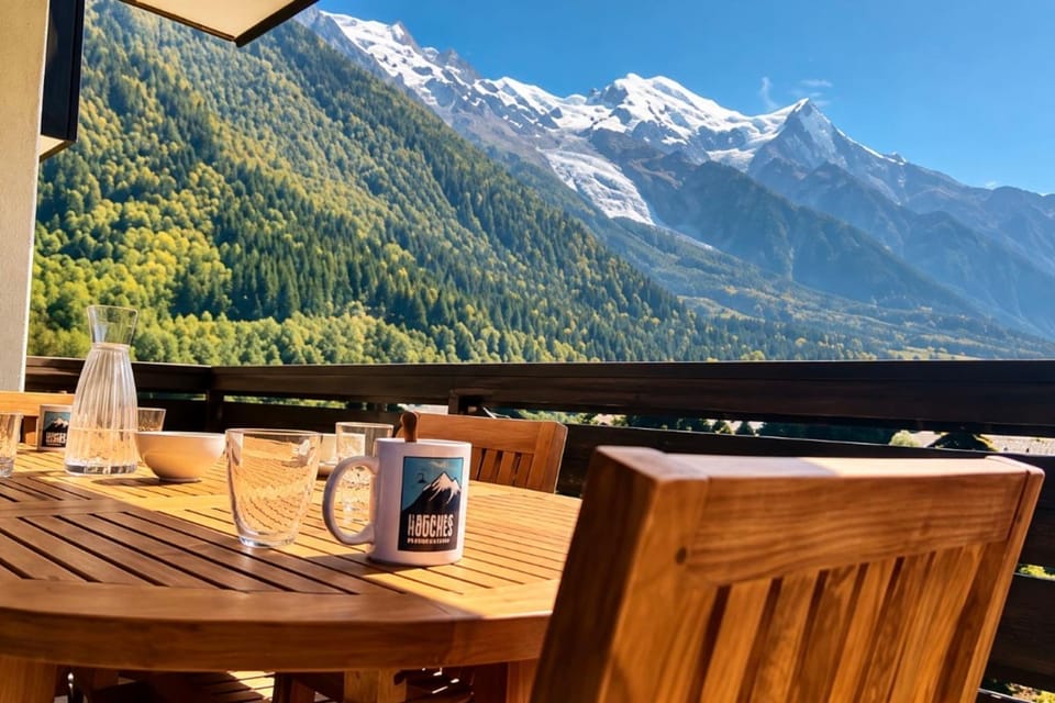 Nice flat with balcony view Mont Blanc Parking Apartment in Chamonix