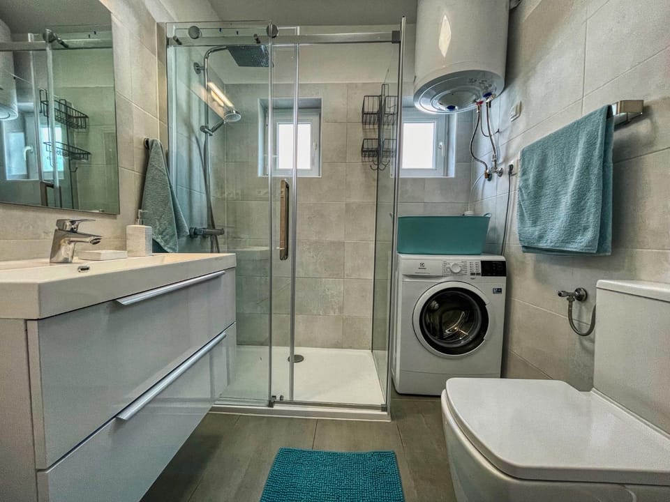 Shower, Toilet, Bathroom, towels, washing machine