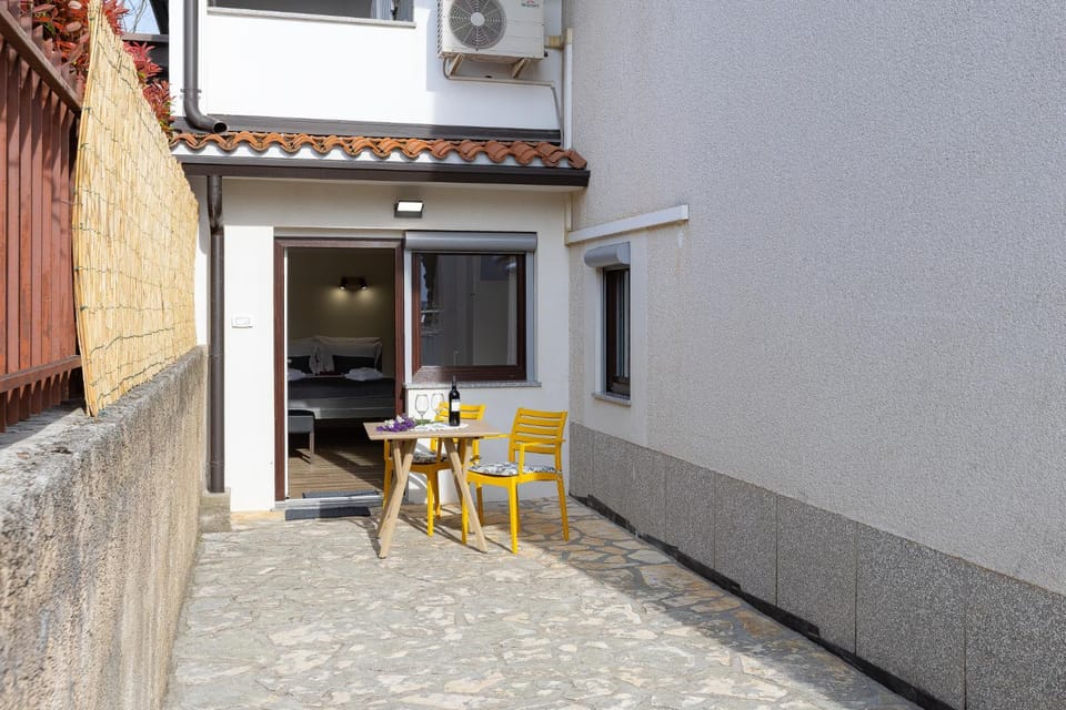 Patio, Facade/entrance
