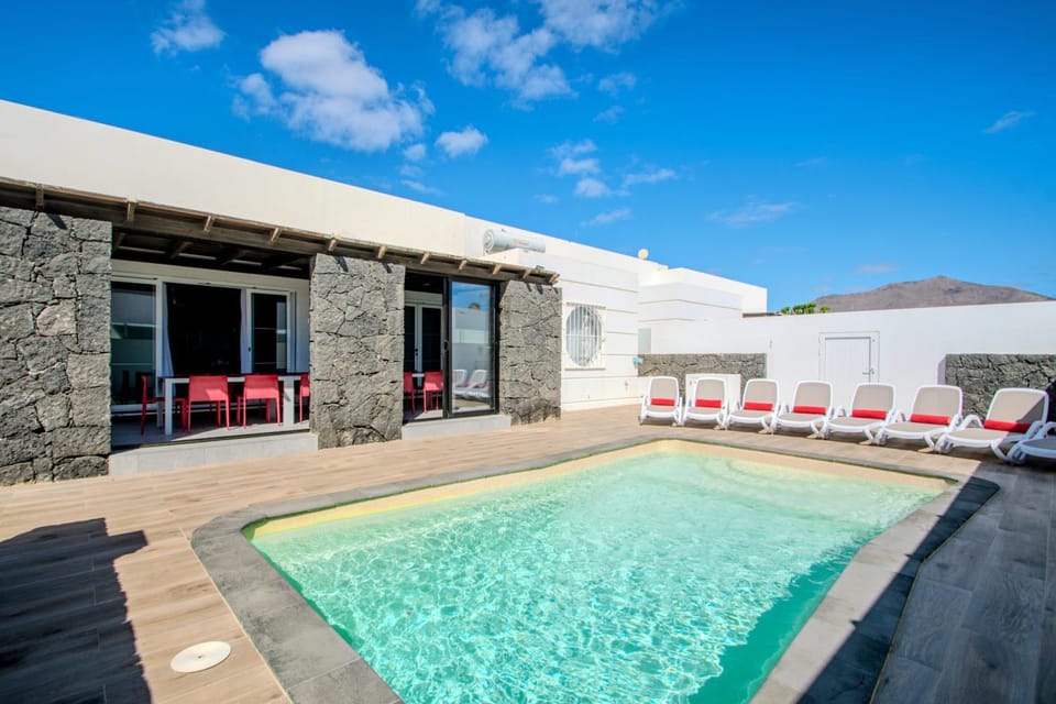 Pool view, Swimming pool, sunbed