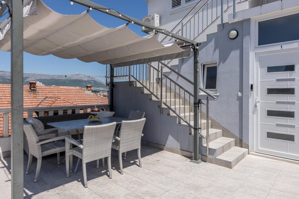 Patio, Day, View (from property/room), Balcony/Terrace, Seating area, Dining area, Mountain view