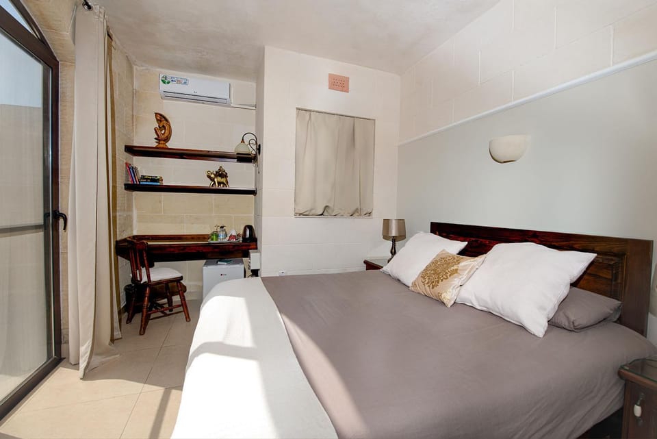 Bed, Coffee/tea facilities, Photo of the whole room, Bedroom, air conditioner